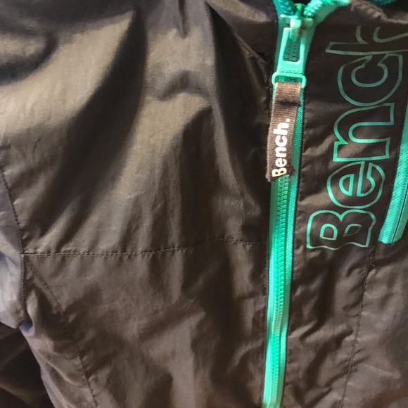 Bench waterproof and wind proof jacket size S - Picture 2 of 3